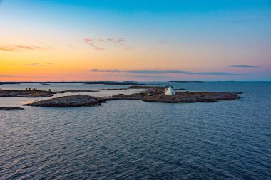 Finlandiya 'daki Aland adalarında Kobba Klintar pilot istasyonu üzerinde gün doğumu.