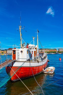 İsveç, Stockholm 'deki Skeppsholmen Adası' ndaki marina manzarası..