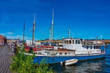 İsveç, Stockholm 'deki Skeppsholmen Adası' ndaki marina manzarası..