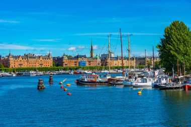 İsveç, Stockholm 'deki Skeppsholmen Adası' ndaki marina manzarası..