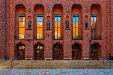 İsveç Stockholm 'deki kırmızı tuğla belediye binası..