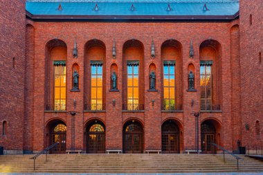 İsveç Stockholm 'deki kırmızı tuğla belediye binası..