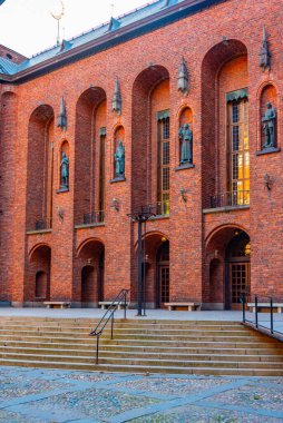 İsveç Stockholm 'deki kırmızı tuğla belediye binası..
