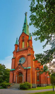 Finlandiya 'nın Tampere kentindeki Alexander Kilisesi' nin gün batımı manzarası.
