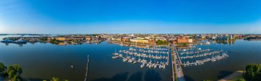 Helsinki, Finlandiya 'nın Kruununhaka bölgesinde bir marina manzarası..