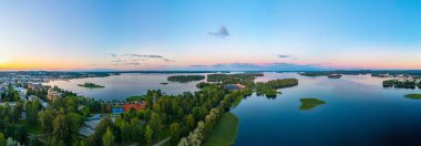 Finlandiya 'nın Kuopio kentini çevreleyen adaların gün batımı manzarası.