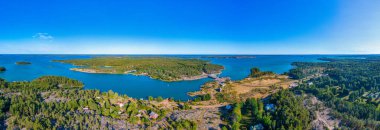 Finlandiya 'da Bomarsund yakınlarındaki Aland adalarının Panorama manzarası.