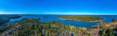 Finlandiya 'da Bomarsund yakınlarındaki Aland adalarının Panorama manzarası.