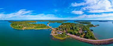 Finlandiya 'daki Aland takımadalarında Jors yakınlarındaki manzaranın panorama görüntüsü.