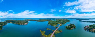 Finlandiya 'daki Aland takımadalarında Jors yakınlarındaki manzaranın panorama görüntüsü.