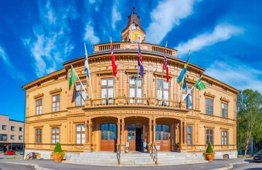 Finlandiya 'nın Jakobstad kentindeki sarı belediye binası.