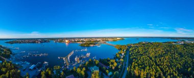 Finlandiya 'nın Vaasa kentinin günbatımı manzarası.