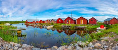 Finlandiya 'daki Svedjehamn' da kırmızı kereste sandal evleri.
