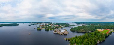 Savonlinna, Finlandiya 'daki Olavinlinna kalesi ve Riihisaari Müzesi.