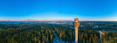 Finlandiya 'nın Kuopio kentinde Puijo kulesi ve kayakla atlama sporları kompleksi.