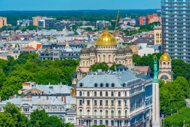 Letonya 'nın başkenti Riga' daki hava manzaralı özgürlük anıtı.