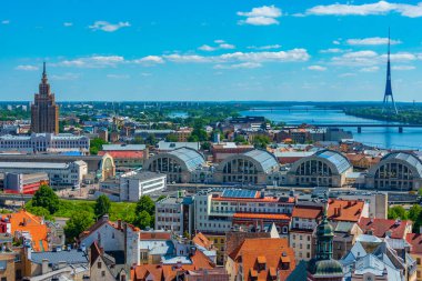 Letonya 'nın başkenti Riga' nın Zepelin hangarları ve Letonya Bilimler Akademisi 'nin havadan görüşü.