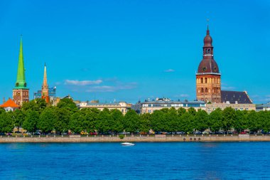 Letonya 'nın Daugava nehrinin diğer yakasındaki Riga Katedrali ve Aziz James Kilisesi manzarası...