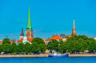 Letonya 'nın Daugava nehrinin diğer yakasındaki Riga Katedrali ve Aziz James Kilisesi manzarası...