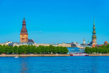 Letonya 'nın Daugava nehrinin diğer yakasındaki Riga Katedrali ve Aziz Peter Kilisesi manzarası...