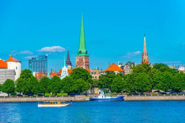 Riga Kalesi, Katedral ve Letonya 'daki Aziz James Kilisesi de dahil olmak üzere Riga' nın Panoraması. .