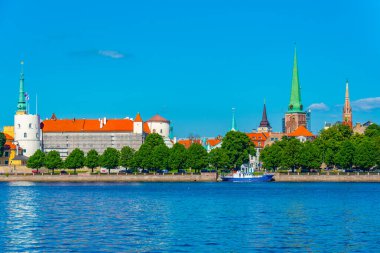 Riga Kalesi ve Letonya 'daki Saint James Kilisesi de dahil olmak üzere Riga Panoraması. .