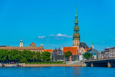 Aziz Peters Kilisesi 'nin de dahil olduğu eski Riga kasabası Letonya, Daugava nehri üzerinde görüldü...