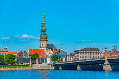 Aziz Peters Kilisesi 'nin de dahil olduğu eski Riga kasabası Letonya, Daugava nehri üzerinde görüldü...