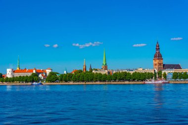 Riga Kalesi, Katedral ve Letonya 'daki Aziz James Kilisesi de dahil olmak üzere Riga' nın Panoraması. .