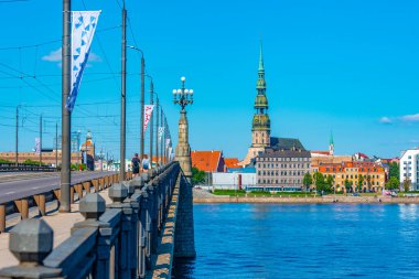Eski şehir Riga 'da Aziz James kilisesi de dahil Dagava nehri üzerinde, Letonya..