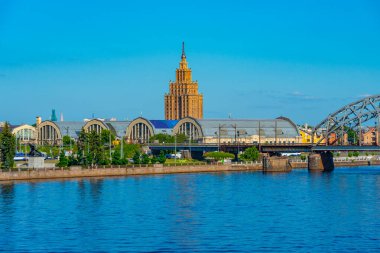 Letonya 'nın başkenti Riga' daki çelik bir demiryolu köprüsünün yanına inşa edilen zeplin hangarları ve bilim akademisi manzarası..