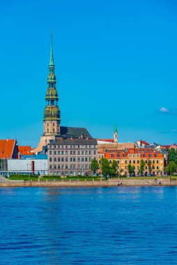Eski şehir Riga 'da Aziz James kilisesi de dahil Dagava nehri üzerinde, Letonya..