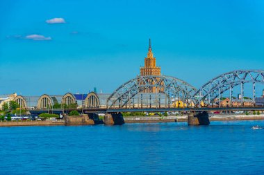 Letonya 'nın başkenti Riga' daki çelik bir demiryolu köprüsünün yanına inşa edilen zeplin hangarları ve bilim akademisi manzarası..