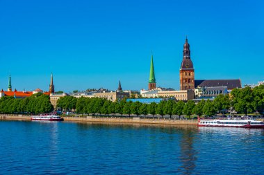 Riga Kalesi, Katedral ve Letonya 'daki Aziz James Kilisesi de dahil olmak üzere Riga' nın Panoraması. .
