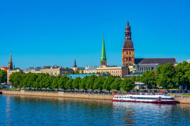 Riga Kalesi, Katedral ve Letonya 'daki Aziz James Kilisesi de dahil olmak üzere Riga' nın Panoraması. .