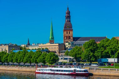 Riga Kalesi, Katedral ve Letonya 'daki Aziz James Kilisesi de dahil olmak üzere Riga' nın Panoraması. .