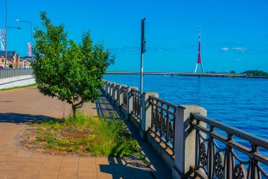 Riga 'daki TV kulesi Letonya' nın Daugava rıhtımından izlenmiş..