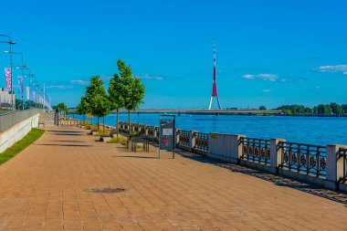 Riga 'daki TV kulesi Letonya' nın Daugava rıhtımından izlenmiş..