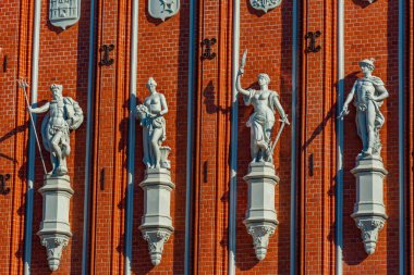 Letonya 'nın başkenti Riga' daki siyah noktalı ev heykelinin görüntüsü..