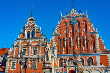 Letonya 'nın Riga kentindeki Siyahların Evi ile Ratslaukums Meydanı..