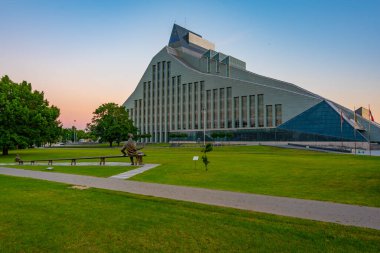 Letonya ulusal kütüphanesinin Riga, Letonya 'daki günbatımı görünümü..
