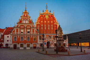 Letonya 'nın Riga kentindeki Ratslaukums Meydanı' nda, Siyah Kafalar Evi 'nde günbatımı...