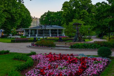 Riga, Letonya 'daki Bastelkajna parkının gün doğumu manzarası..