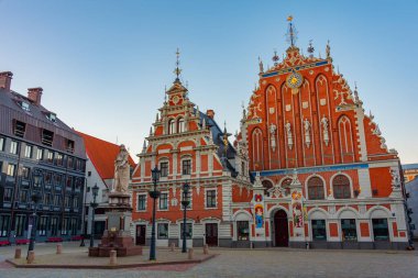 Letonya 'nın Riga kentindeki Ratslaukums Meydanı' nda, Siyah Noktalar Evi 'nde gün doğumu...