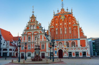 Letonya 'nın Riga kentindeki Ratslaukums Meydanı' nda, Siyah Noktalar Evi 'nde gün doğumu...