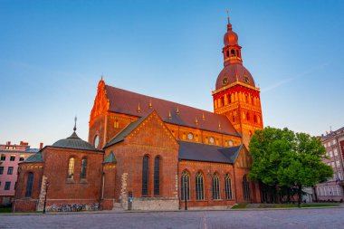 Letonya 'daki Riga katedralinin gün doğumu manzarası..