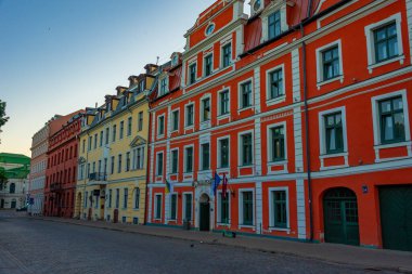 Eski şehir Riga, Letonya 'nın bir caddesinde gün doğumu..