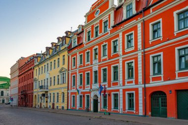 Eski şehir Riga, Letonya 'nın bir caddesinde gün doğumu..