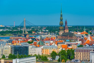 Aziz Peter Kilisesi ve katedrali de içeren eski Riga kasabasının havadan görünüşü...