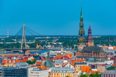 Aziz Peter Kilisesi ve katedrali de içeren eski Riga kasabasının havadan görünüşü...